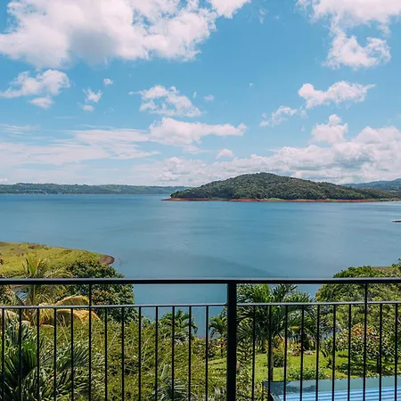 Tinajas Arenal Lakefront Lodge