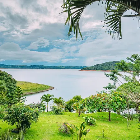 Tinajas Arenal Lakefront Lodge