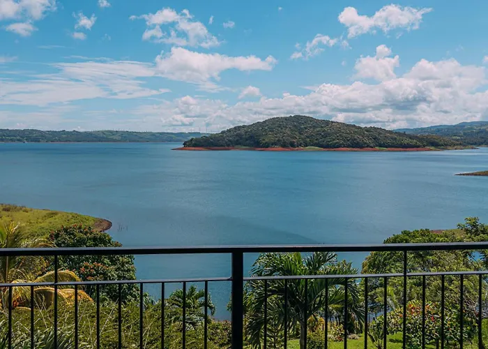 Tinajas Arenal Lakefront Hotel